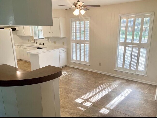 Foto del edificio - 2615 Cypress Ln