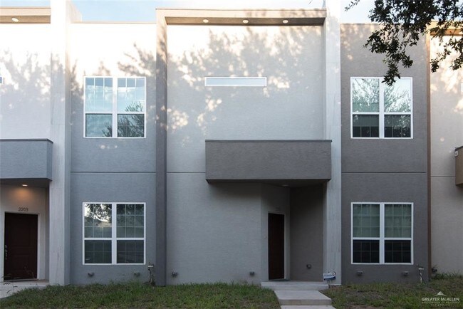 Building Photo - 2205 S 6th St