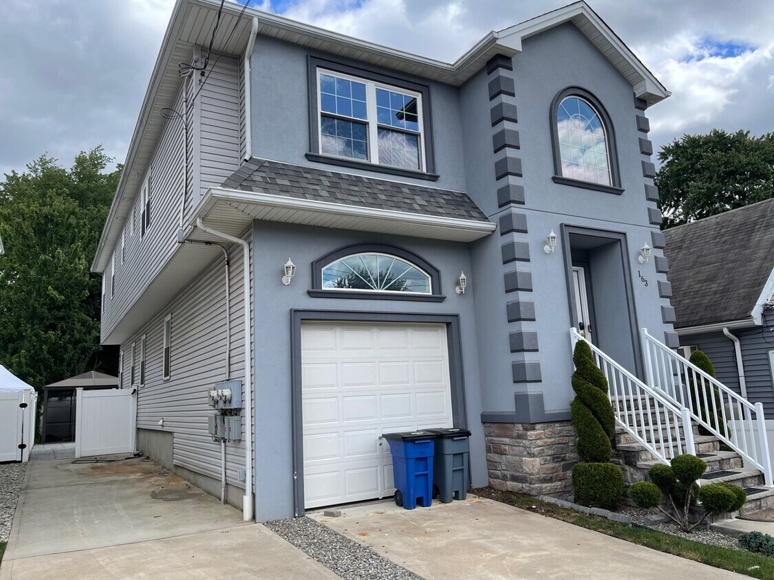 Foto principal - 163 Burke Ave