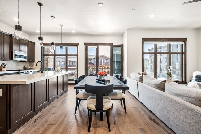 Building Photo - 3751 Blackstone Dr