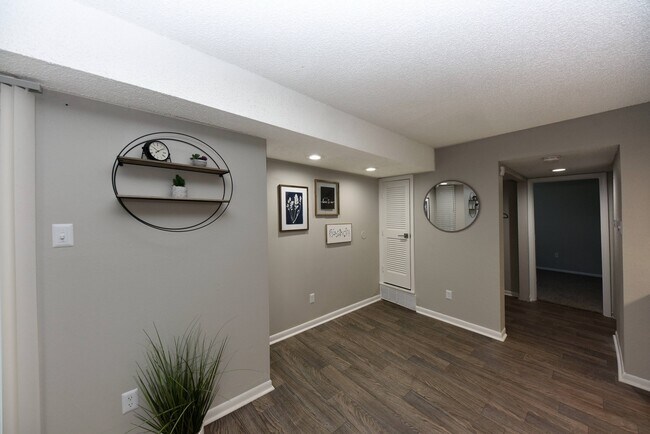 Sala de estar con piso estilo madera - The Canopy 2200