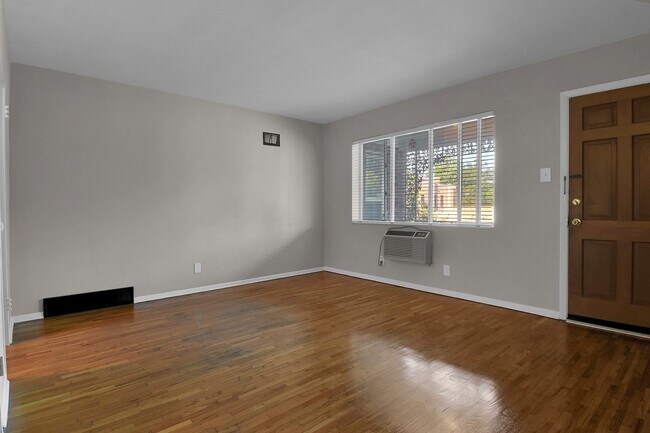 Foto del edificio - 4419A Donovan Ave.