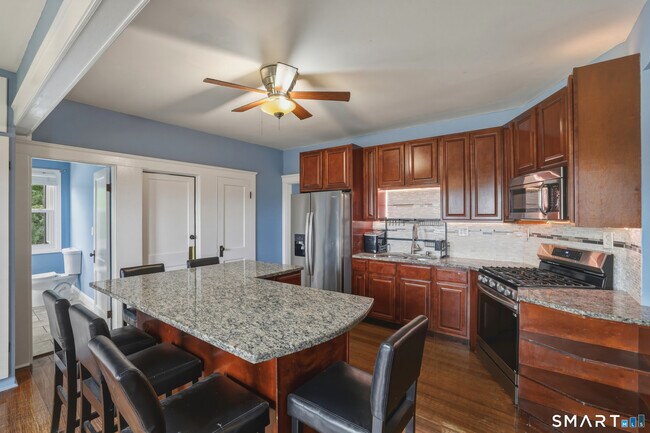 Foto del edificio - 44-46-46 Perry Hill Rd