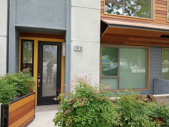 Foto del edificio - 139 W Live Oak Ave