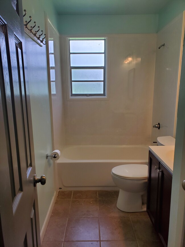 Building Photo - 380 Oriole Dr