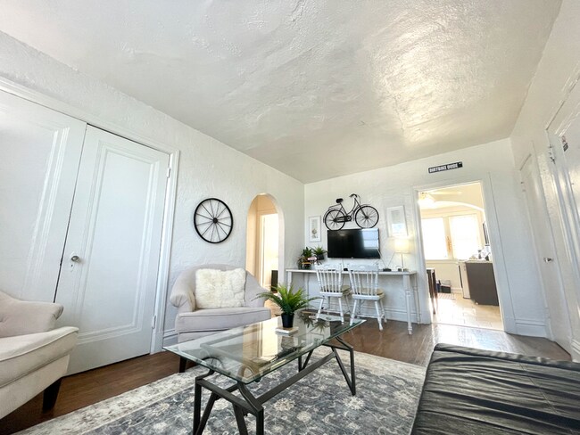 Foto del edificio - 6653 Berthold Ave