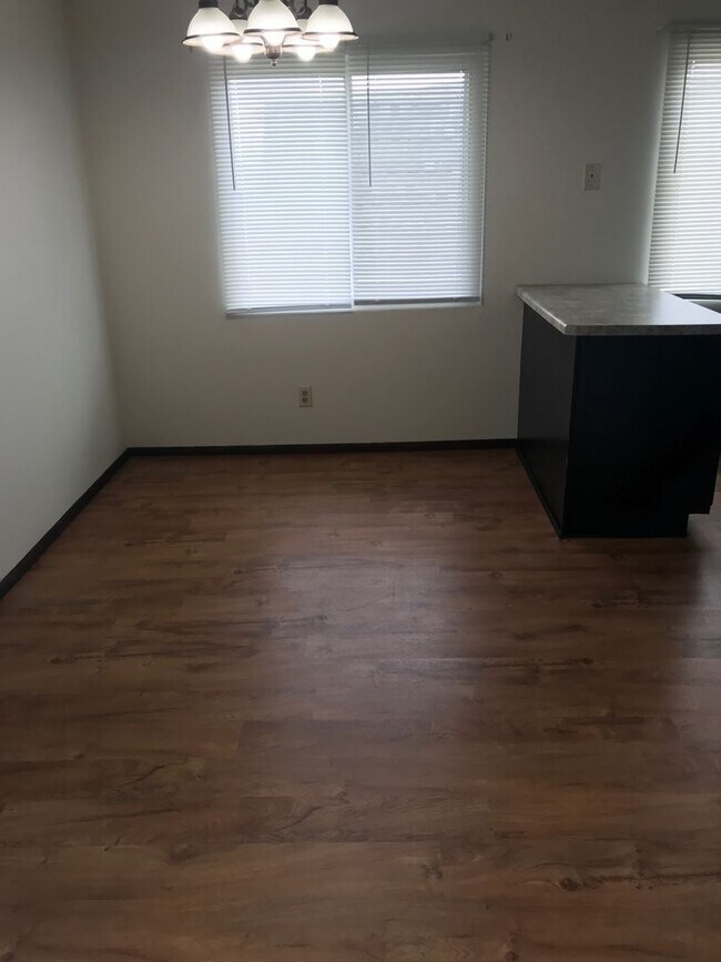 Building Photo - 742 Fairwood Dr
