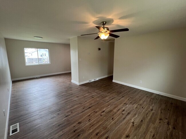 Foto del edificio - 3 bedrooms 1 bathroom house