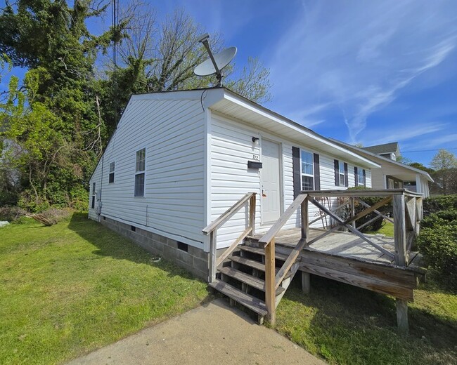 Foto del edificio - ADORABLE THREE BEDROOM SINGLE FAMILY HOME ...