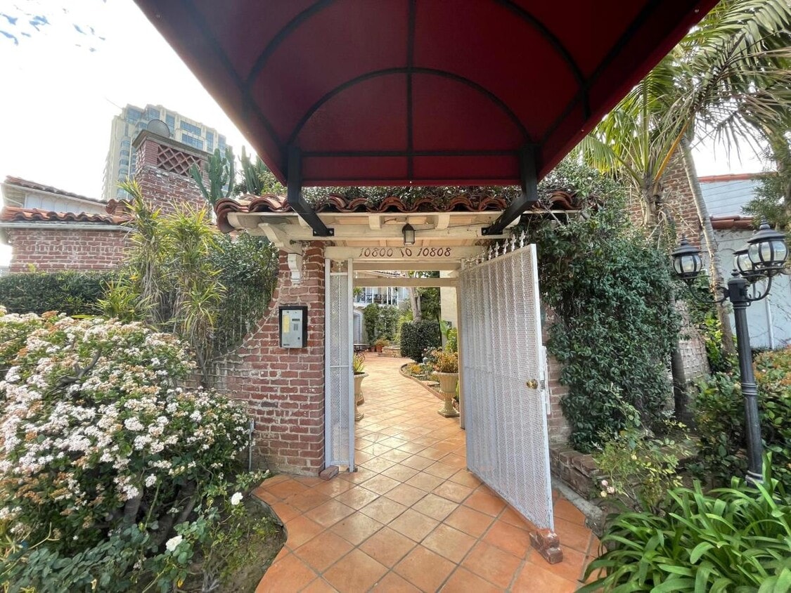 facade - 10806 Lindbrook Dr