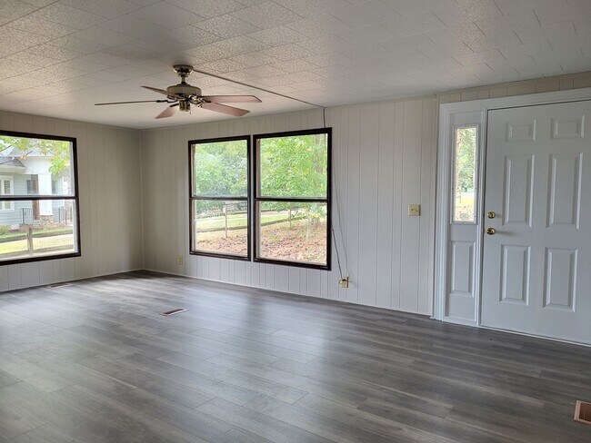 Building Photo - Waterfront mobile home in Mooresville