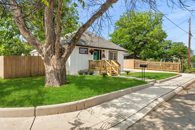 Building Photo - 402 Eskimo St