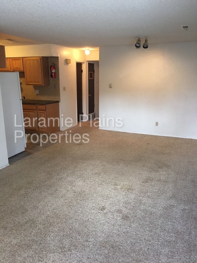 Primary Photo - 1415 E Gibbon St