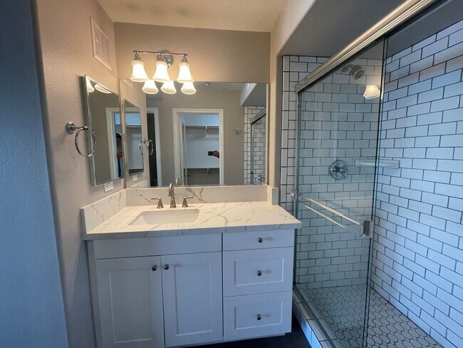 Building Photo - Beautiful and Modern Townhome in The Bay a...