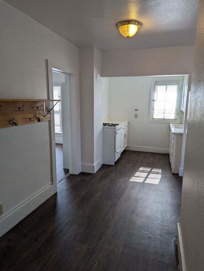 Foto del edificio - $1250 - 2 Bedroom 1 Bath Apartment - Heart of the City!