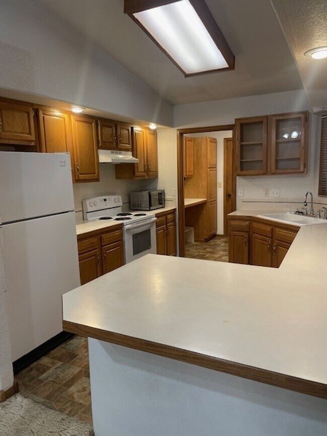 Foto del edificio - Spacious 3 Bed 3 Bath Townhome with Finished Basement & 2-Car Garage