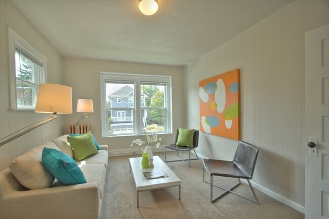 Building Photo - 620 Malden Ave E