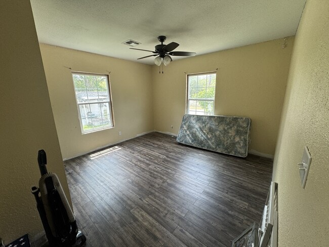 Building Photo - 413 Schleicher St