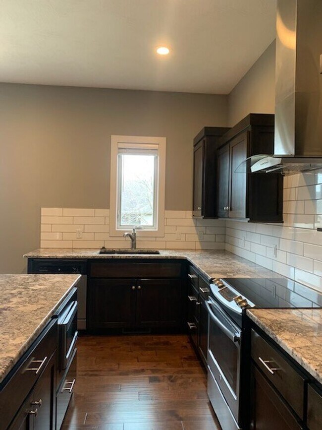 Foto del edificio - Beautiful Open Layout 3 Bedroom 2 Bath 3 Car Garage NIXA