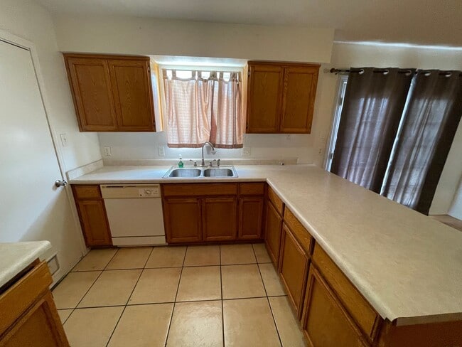 Foto del edificio - 3 BEDROOM HOME ON HUGE LOT WITH SOLAR  INCLUDED!