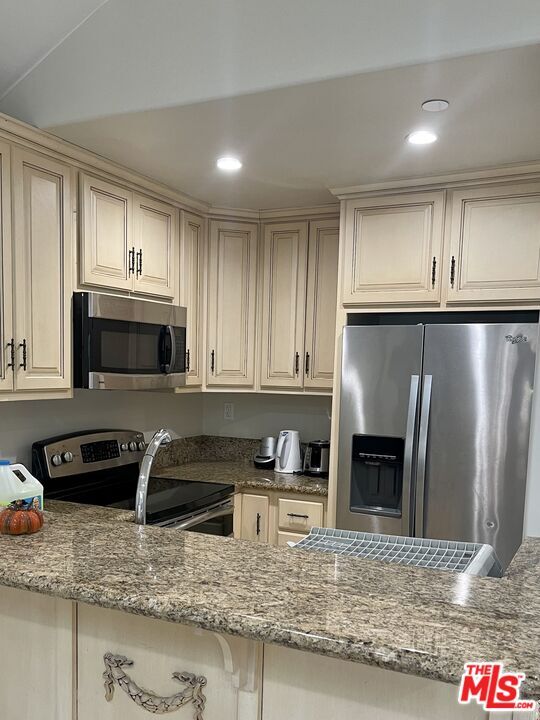 Building Photo - 625 N Elm Dr