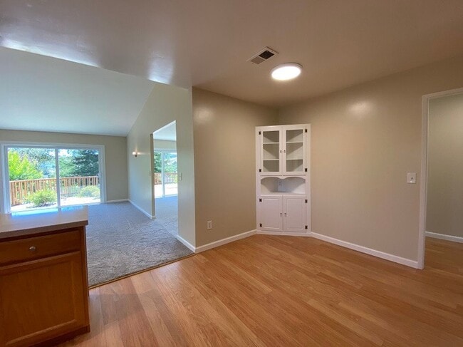 Building Photo - Beautifully Renovated Three Bedroom Browns...
