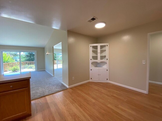 Foto del edificio - Beautifully Renovated Three Bedroom Browns...