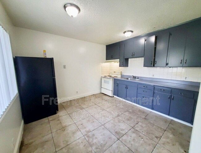 Building Photo - 441 S Dearing Ave