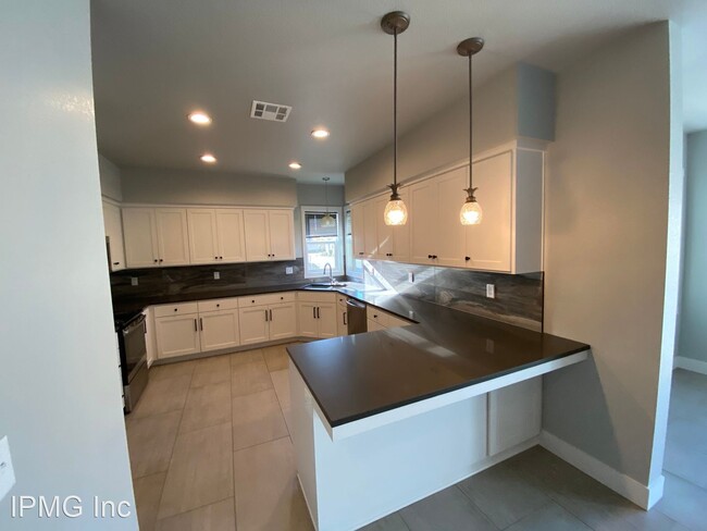 Building Photo - 2096 Lake Shore Dr