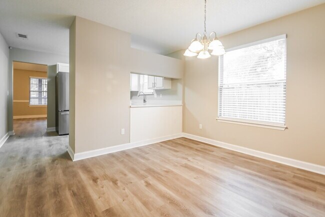 Foto del edificio - 2655 McCormick Woods Dr