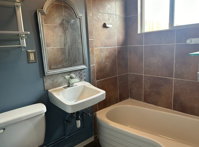 Foto del edificio - 1651 N Magnolia Ave