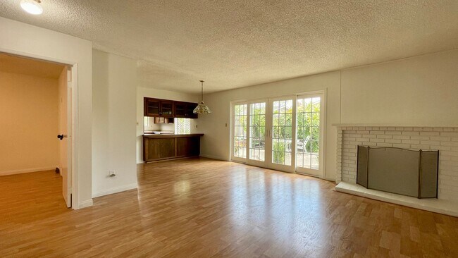 Foto del edificio - Updated and Renovated 4 Bedroom in Laguna Lake