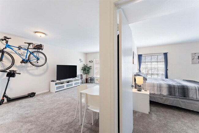 Foto del edificio - 2151 NE 68th St