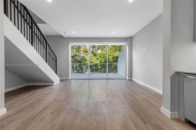 Foto del edificio - 3335 Thomas Ave