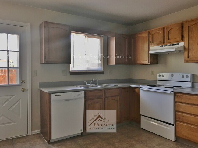 Building Photo - 513 Comanche Village Dr