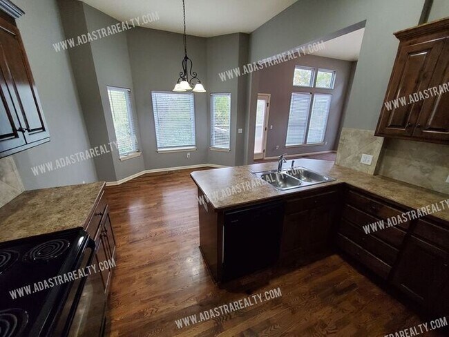 Foto del edificio - Beautiful and Spacious Olathe Townhome-Available in APRIL!!!