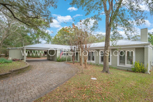 Foto del edificio - Bayou-Front Home w/ Dock