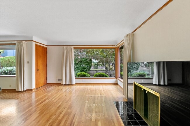 Building Photo - Sunny 4 BR home with lots of space!