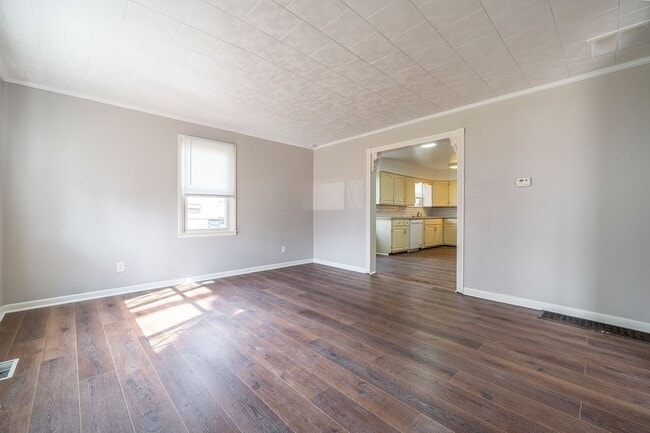 Foto del edificio - Updated 2 Bedroom Ranch with Sunroom & Garage!