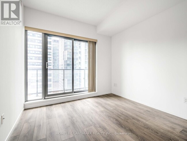 Photo du bâtiment - 159-1159 Dundas St E