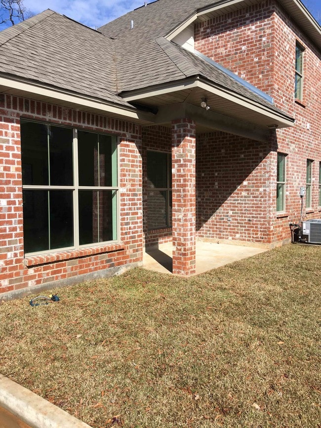 Building Photo - 708 Heavens Dr