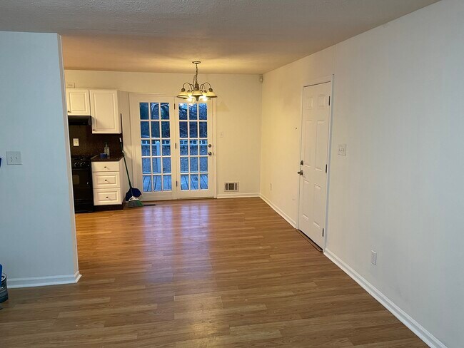 Building Photo - 213 Ashley Dr