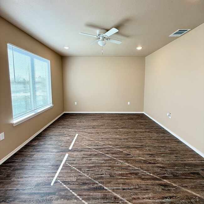 Building Photo - Move In Special 1/2 Off First Full Months ...