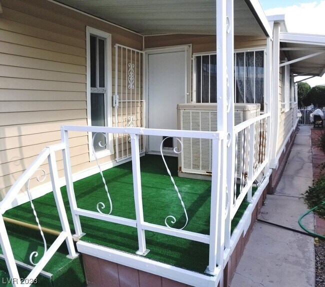 Foto del edificio - 4956 Ridge Dr