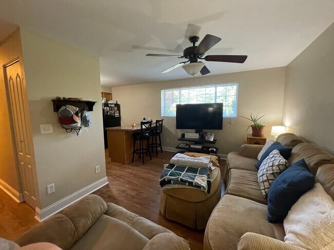 Building Photo - 500 Grandview Ct