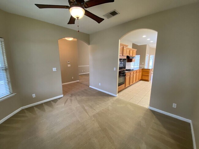Foto del edificio - Spacious Tulare Home Available Now!