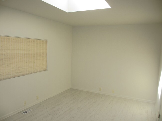 Building Photo - 501 Fenton Pl  Unit # O