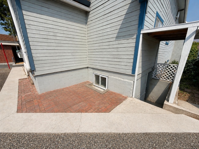 Building Photo - Keefer