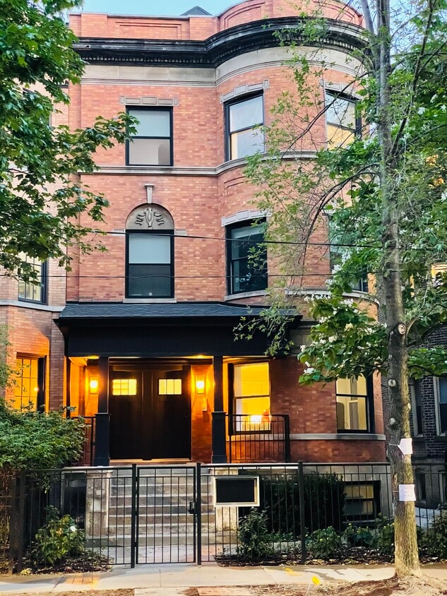 Front of bldg - 843 W Wellington Ave
