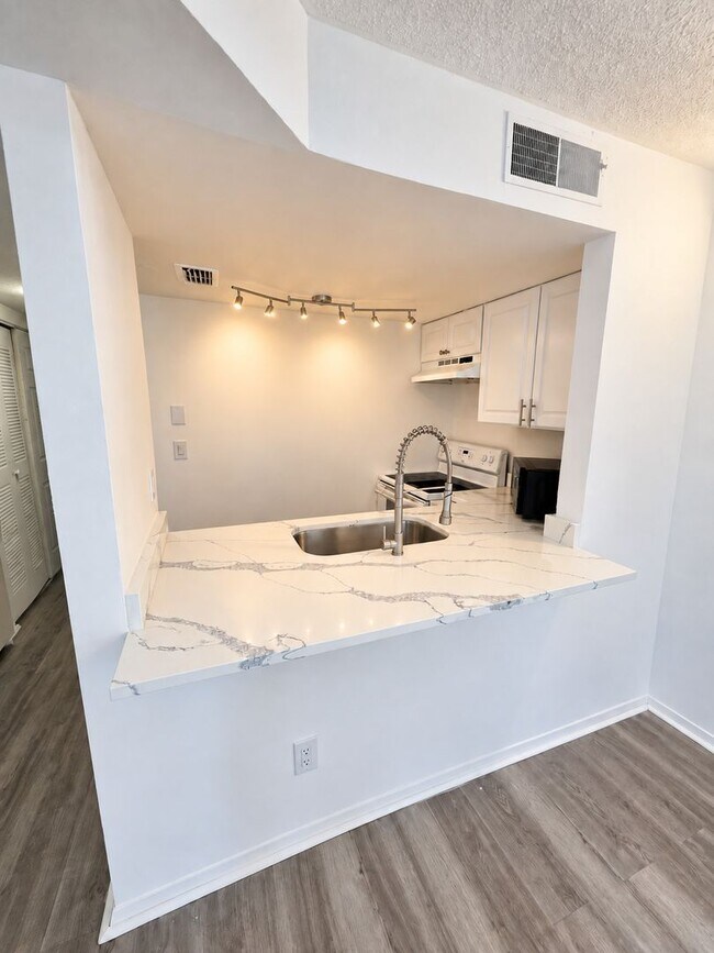 Building Photo - 7141 E Bank Dr